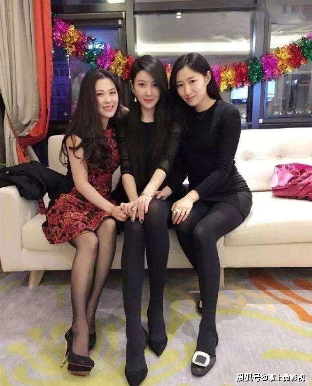 妈妈和两个女儿的合照,猜猜谁才是妈妈?