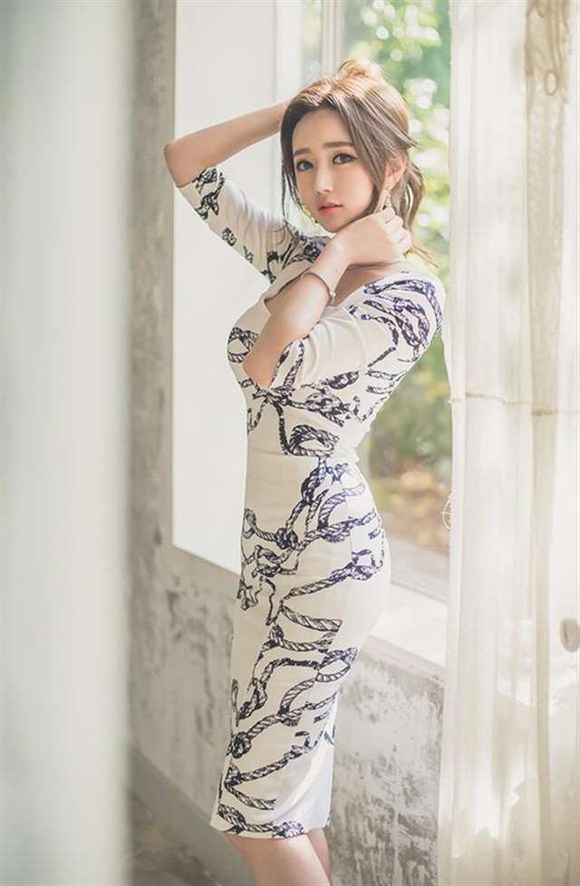 气质卷发少妇连衣包臀裙优雅写真