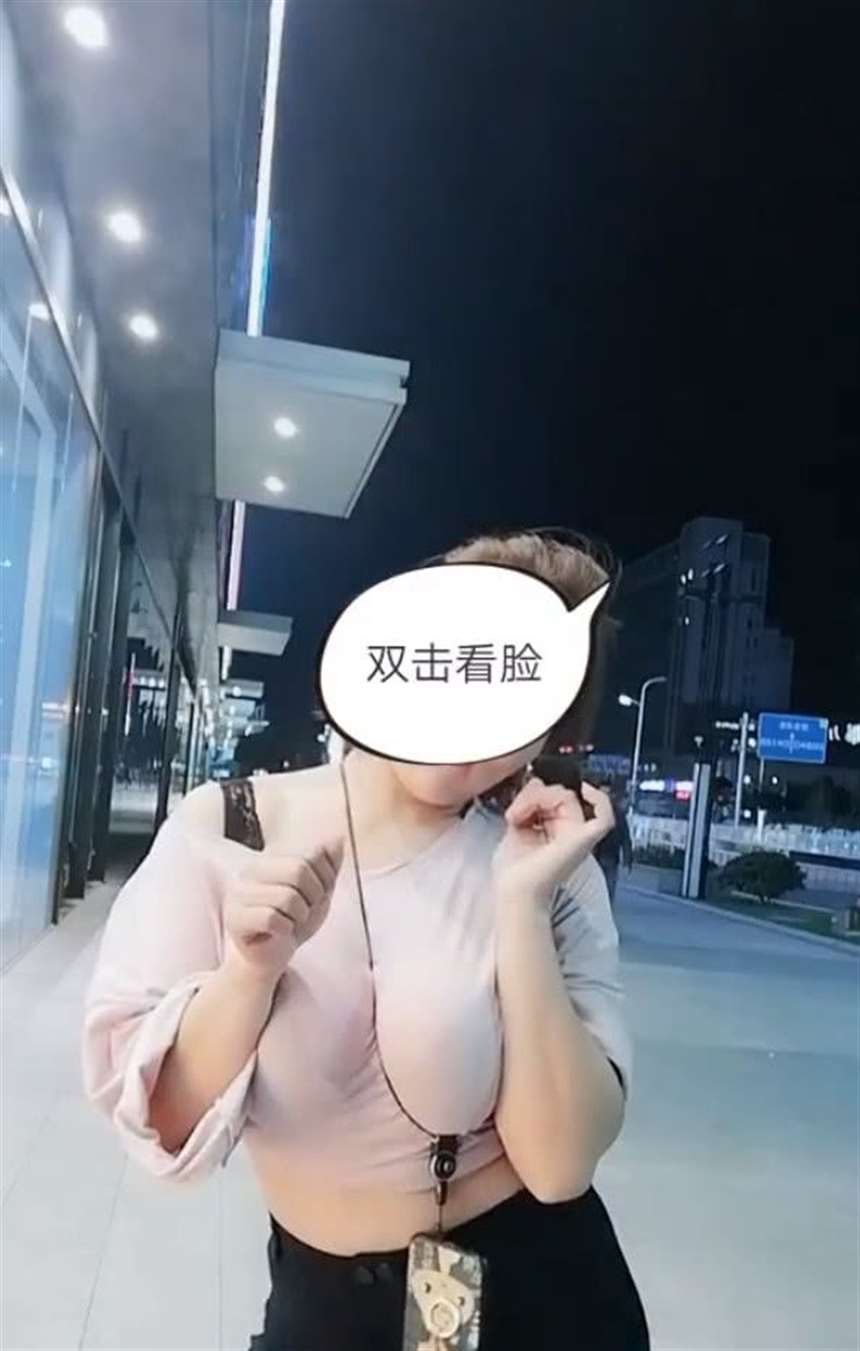 大胸美女为火竟出此下策,看到真容后,网友:你还是挡