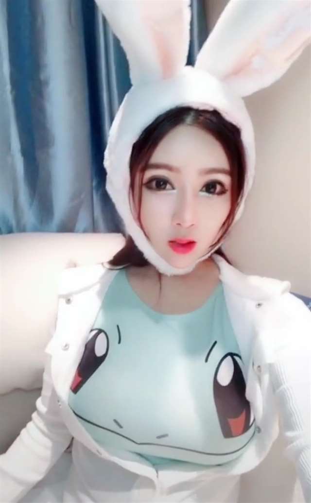 抖音美女扮演小白兔,杰尼龟却抢尽风头,网友:我要喂它