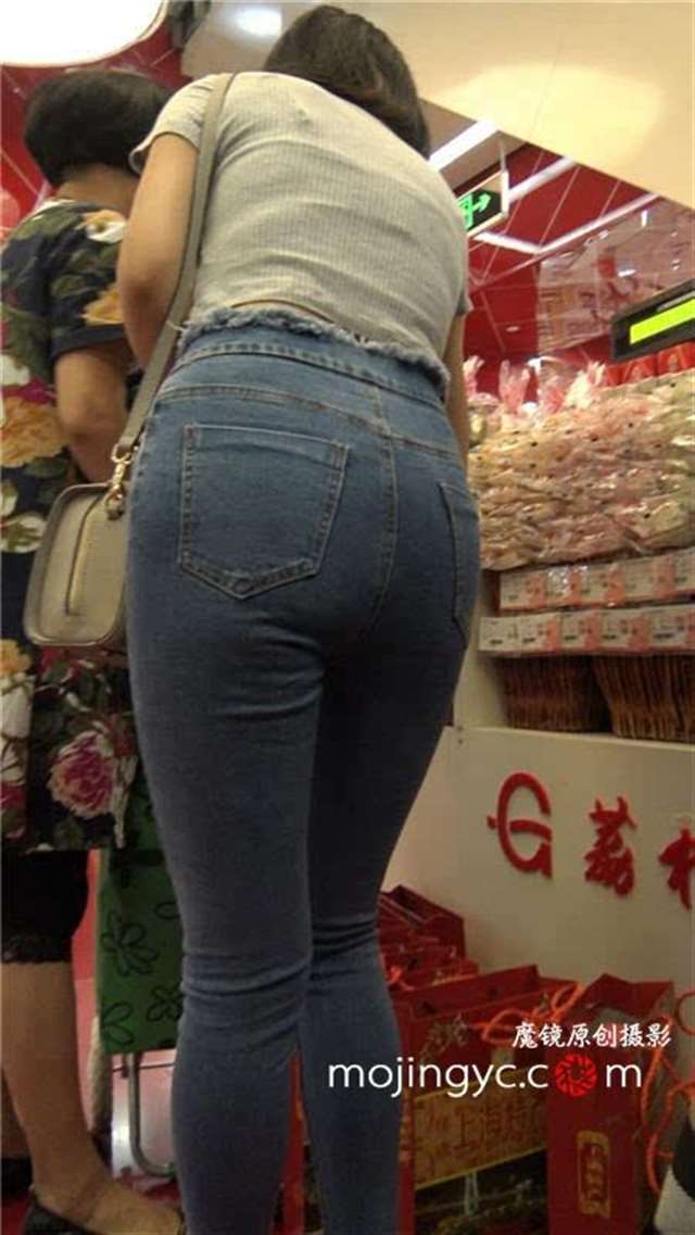 西单阳光下的紧身丰臀轻熟女,穿牛仔裤身材这么好