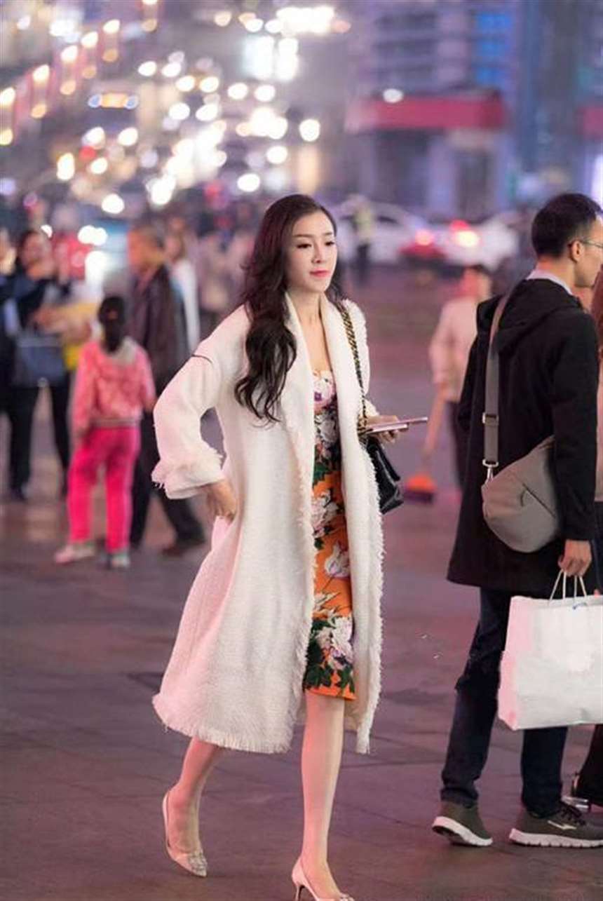 身材苗条,烈焰红唇的美女 返回搜             责任编辑