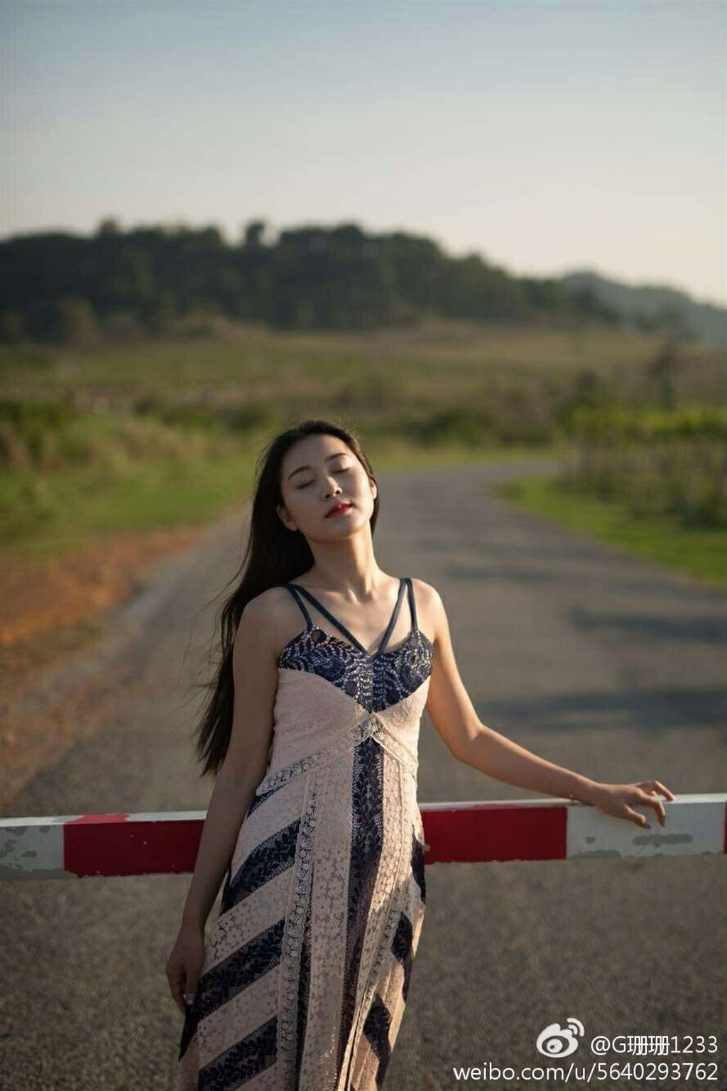 小兵张嘎娇妻私照曝光 白皙窈窕美腿修长