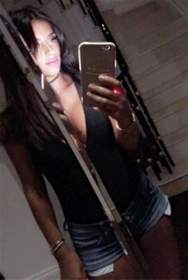 小法宣布又要当爹 女友身材火辣熟妇范