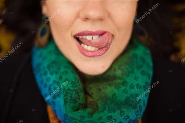 名称:一个年轻的女人与她的舌头舔嘴