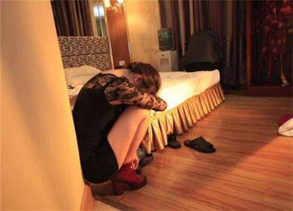 美诺女主在卫生间对贱奴的踩踏喂食