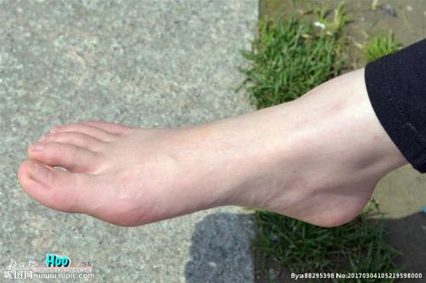 赤脚美女 大脚丫图片