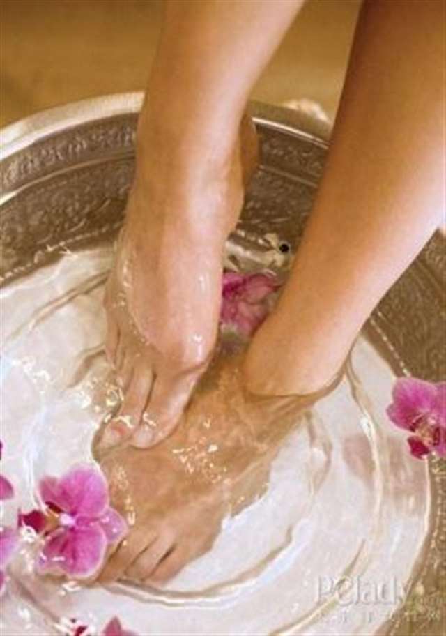 只顾养脸忘美脚 死皮畸形舍玉足