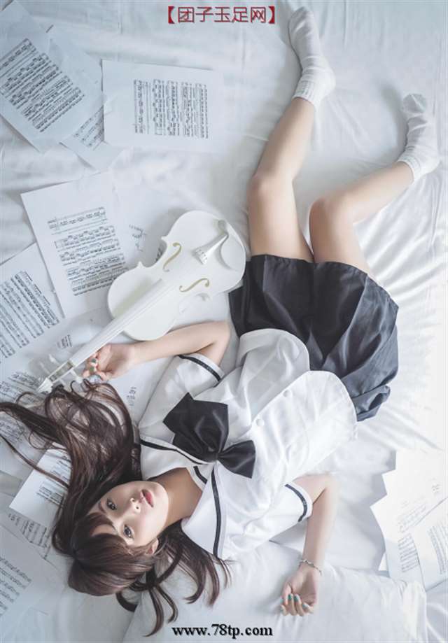 女神可爱的玉足穿上袜子_丝情袜意_78tp足控网