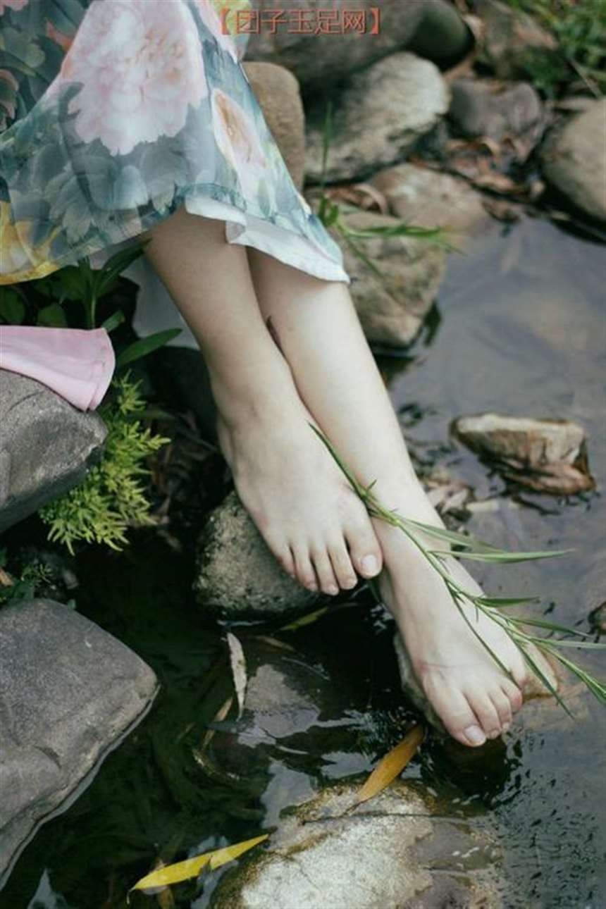 女神精美玉足脚趾【足控小细腿】_玉足赤脚_78tp足控网