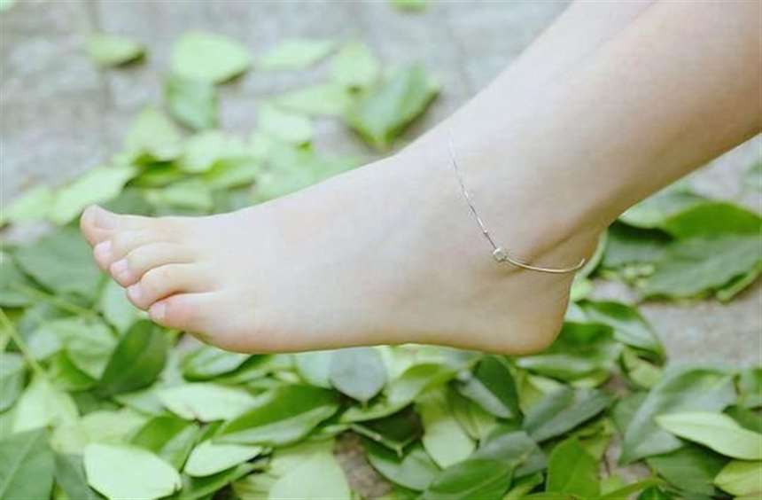 漂亮迷人的玉足再配上一条时尚脚链,足上的风情,性感