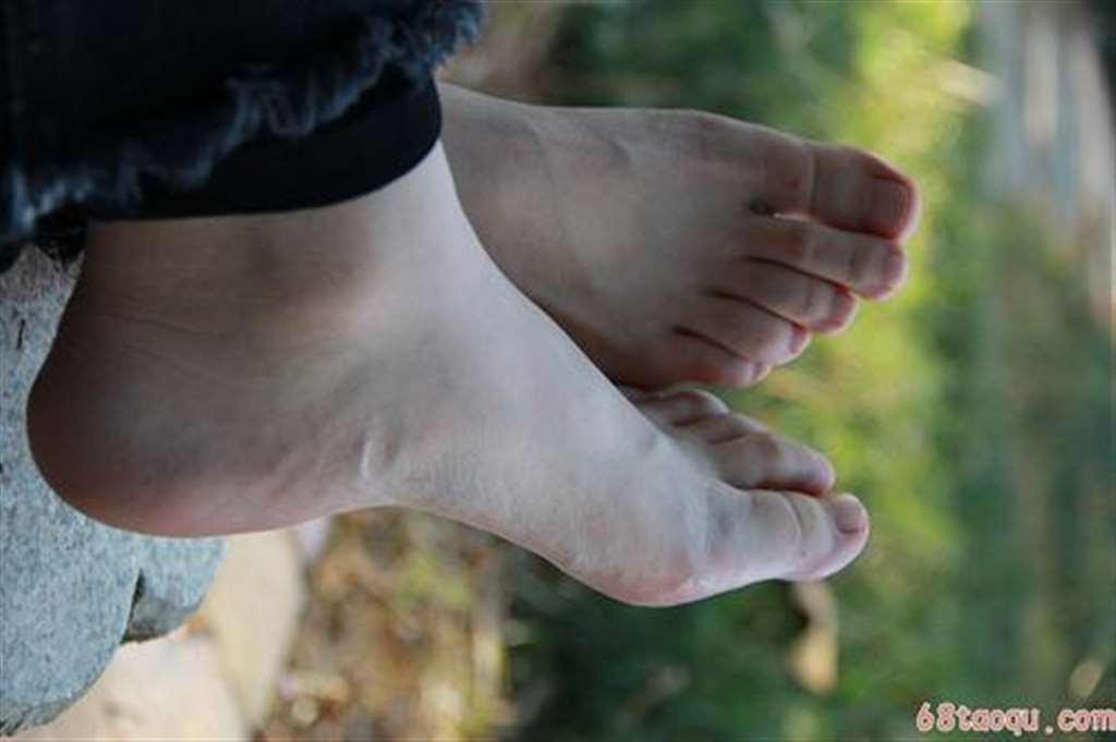 学生美足网:草坪上的嫩足