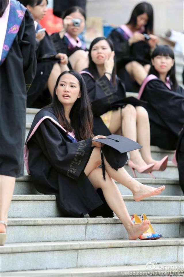 大学毕业拍照时,瞬间抓拍班花的白皙极品玉足!