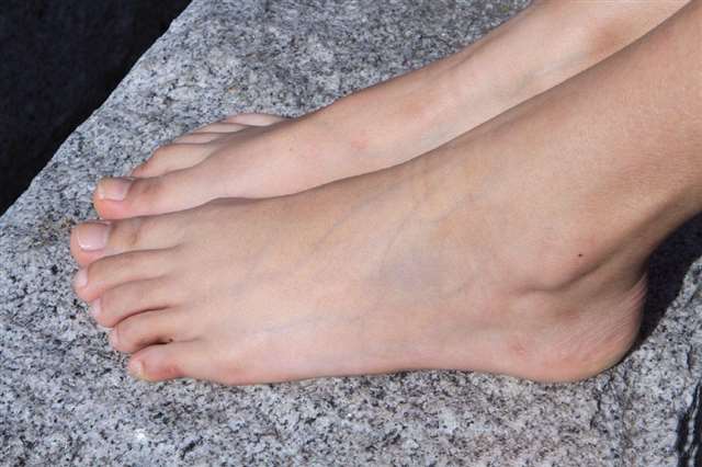 短发女孩脱掉鞋子,美脚根本不用修图