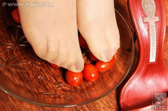 [转载]丽柜-小璐璐之居家风情美足踩踏展示