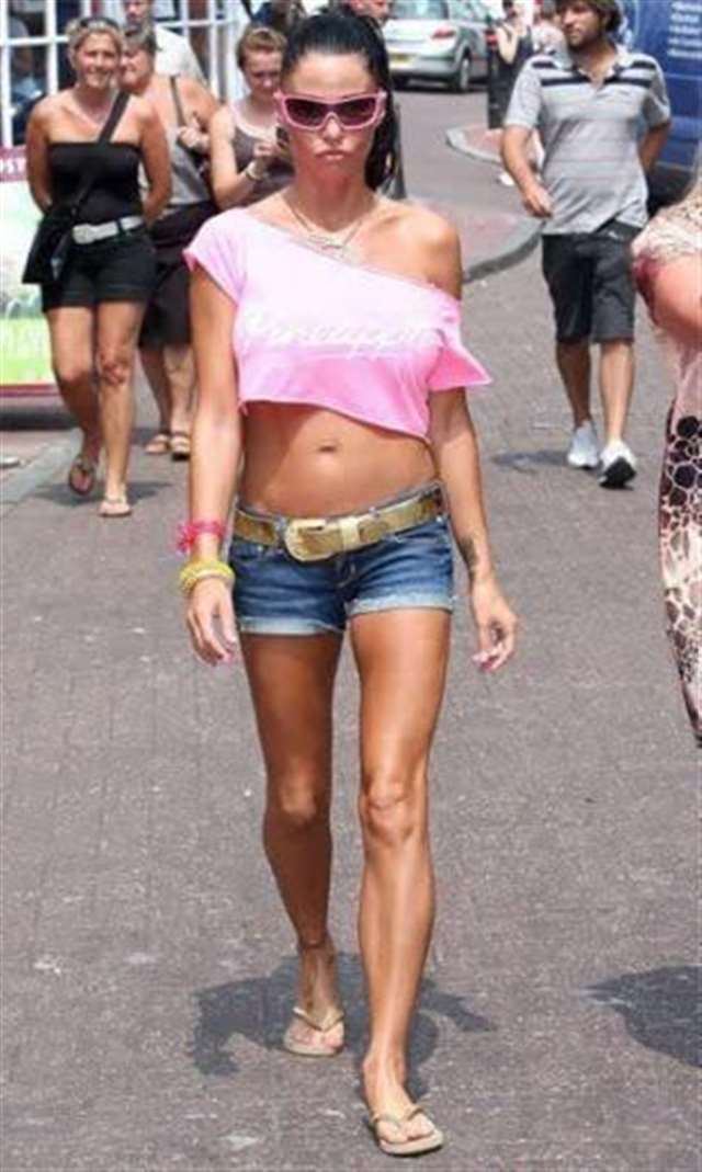 1,老女人装嫩,见过一阿姨穿格子短裙,加短上衣,别人露脐,她露一大号