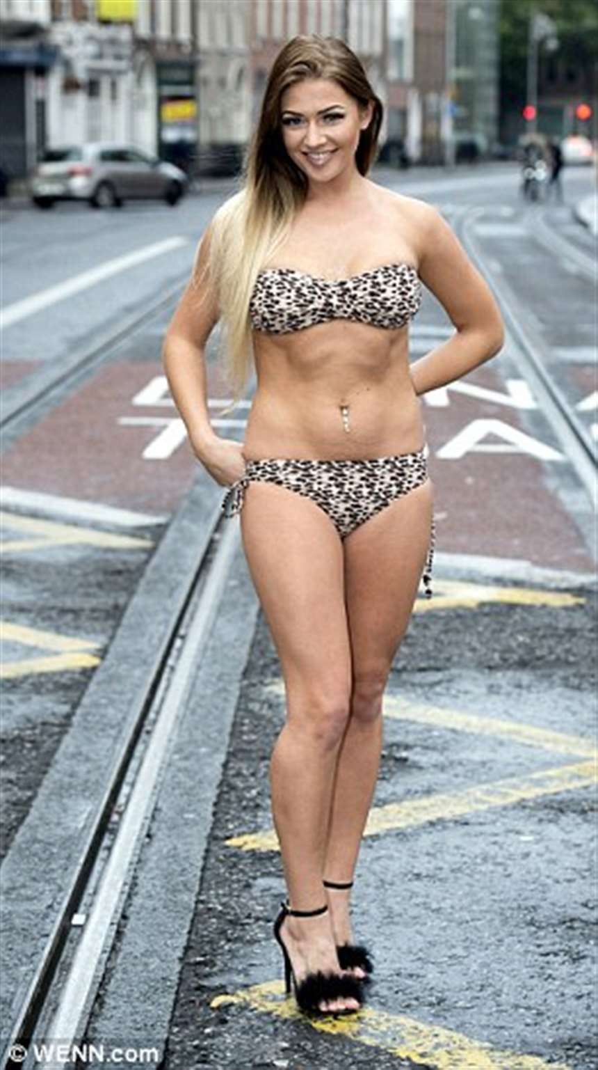 公益组织拍男女半裸照 吓摔骑车小伙