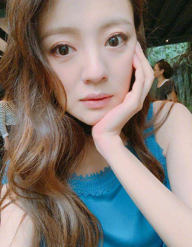 安以轩产后首晒自拍,开心染新发色,摆拍前凸后翘精致如洋娃娃