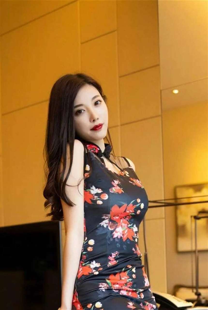 熟龄和轻熟女性的两款旗袍装在两位美女身上展现了不同的韵味