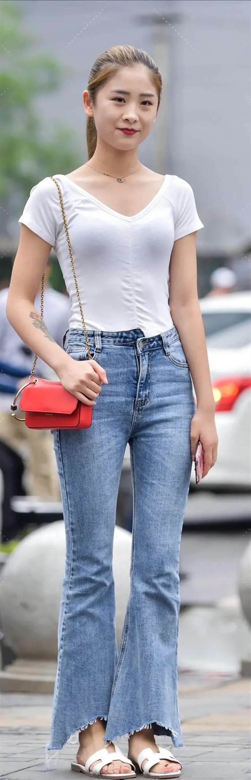 原创紧身t恤搭配高腰牛仔裤,适合轻熟女性,掩饰身材缺陷的穿搭