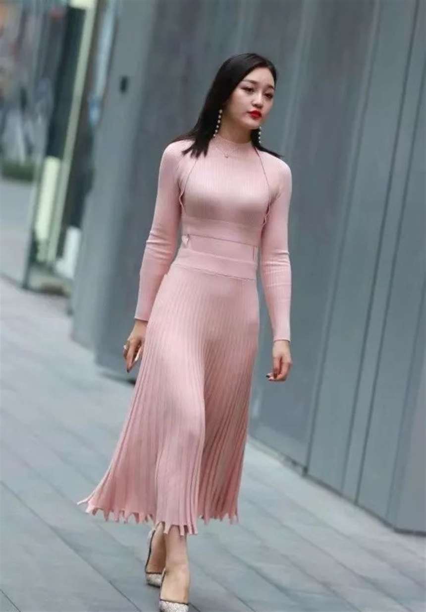 街头优雅少妇,一席粉系长裙别有韵味,但有人却说她是泰国来的