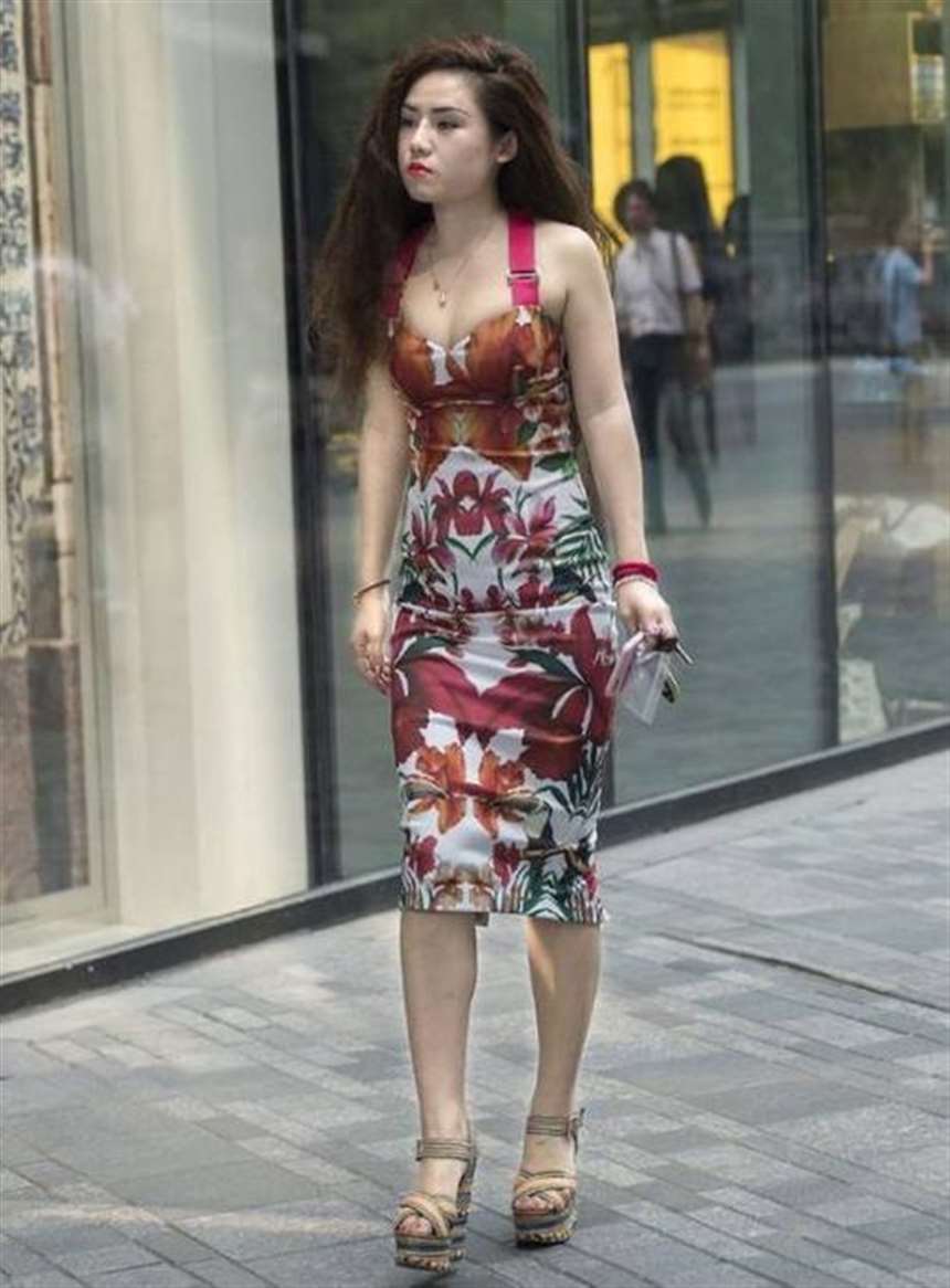时尚街拍:都市小少妇的时髦夏日穿搭,你们觉得哪个更有韵味