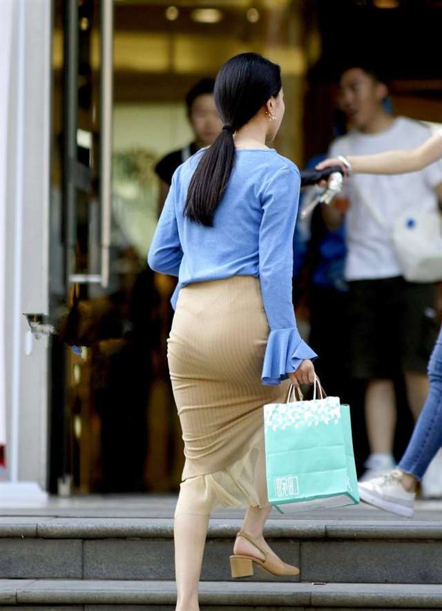 蓝色喇叭袖上衣包臀裙少妇, 身段迷人韵味十足