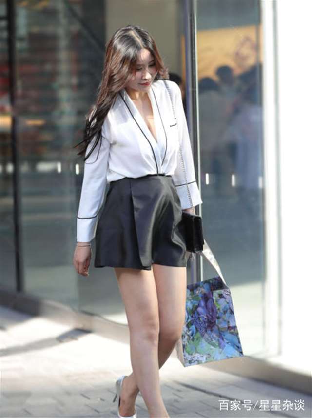 街拍:丰腴少妇,亭亭玉立,很有熟女韵味!