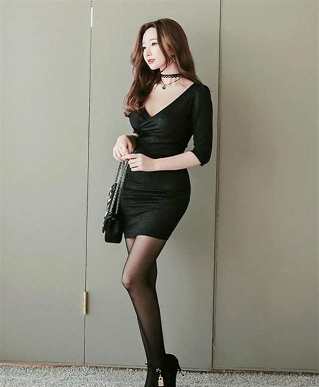 小黑裙美少妇,身材丰腴韵味十足!