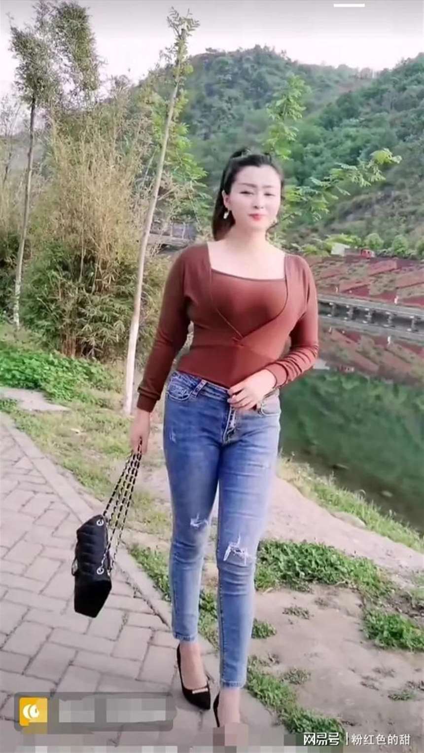 她叫张娜,时年四十二岁,体态丰满,保养极好,风韵犹存,像个三十多岁的