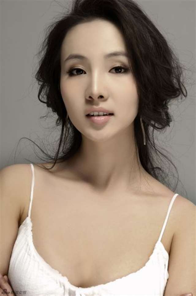 干露露姐妹大尺度旧照 身材火辣被批低俗