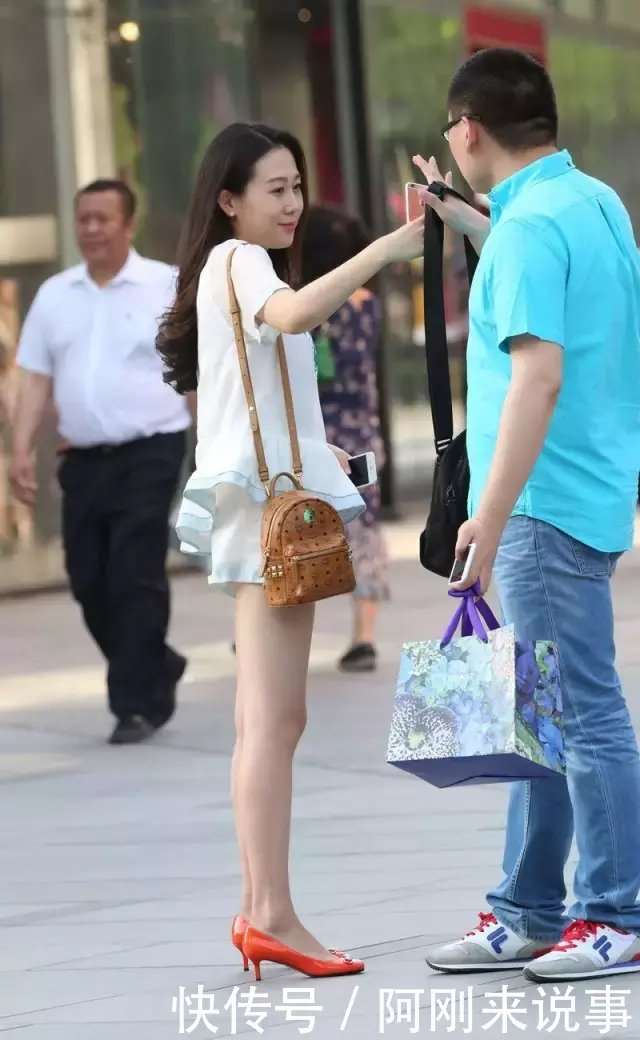 街拍身材有韵味的性感大长腿少妇