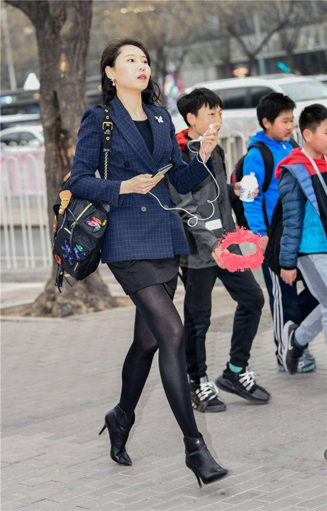 街拍联盟:黑丝大长腿美女太迷人了,风韵犹存