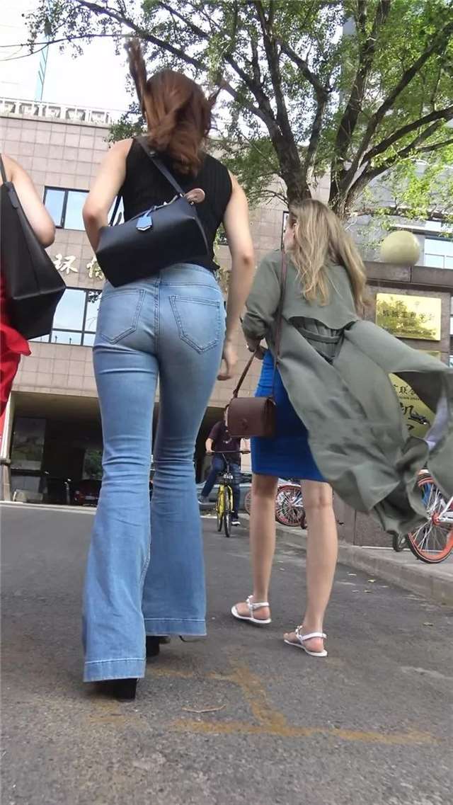 身材不输欧美友人,高挑风韵,美臀长腿的性感美女