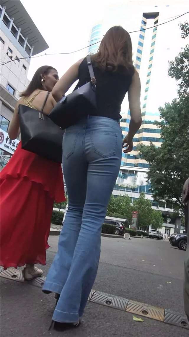 身材不输欧美友人,高挑风韵,美臀长腿的性感美女