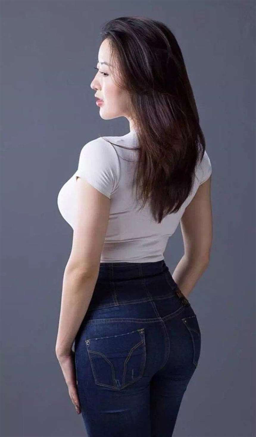 街拍: 风韵犹存的美少妇, 紧身裤包裹下的翘臀让人热血沸腾