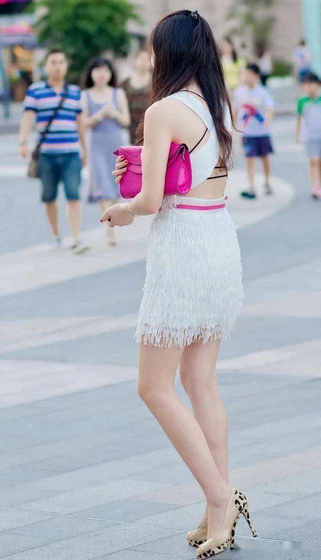 街拍:身材风韵犹存的美女,一身白纱短裙,绝对漂亮