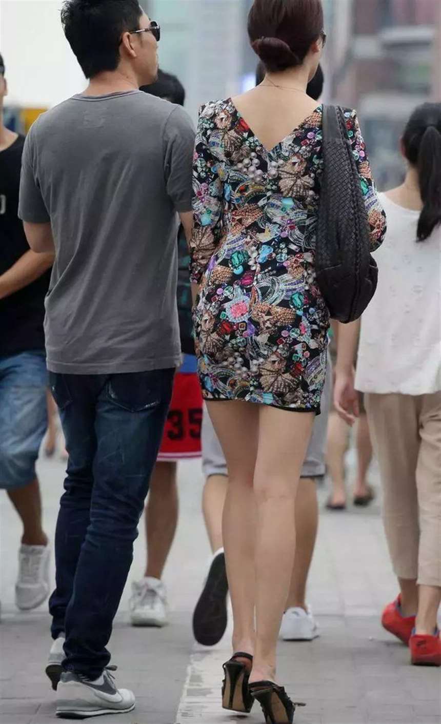 街拍:风韵犹存的美少妇,身姿婀娜,可太有女人味了