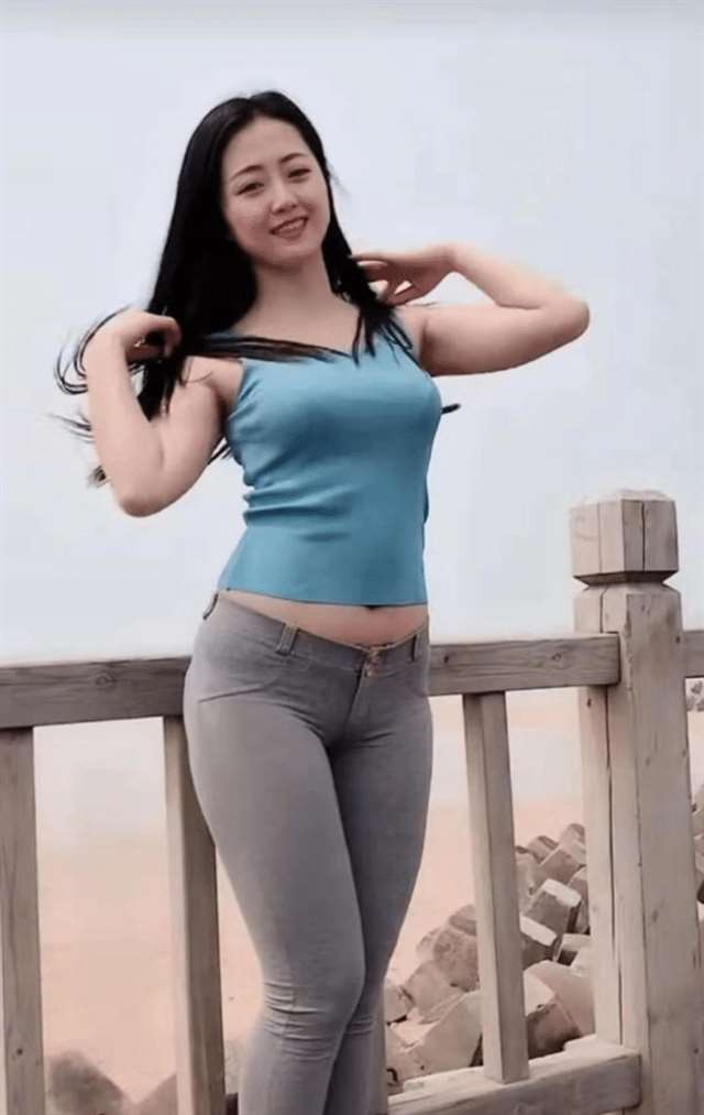 胖少妇这紧身牛仔裤选择好,身材曲线曼妙!