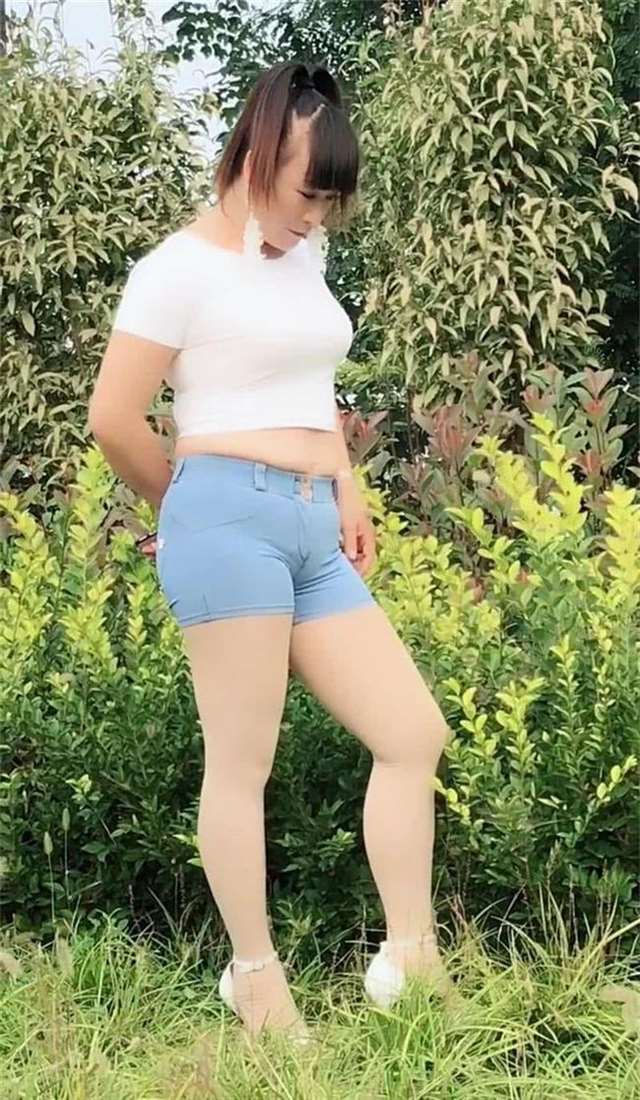 乡村土胖圆少妇,心心念念的紧身衣,一丝妩媚萦绕眼前!