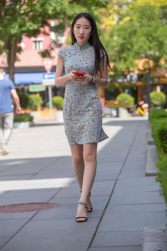 穿紧身旗袍,风韵丰满的性感长发知性美女