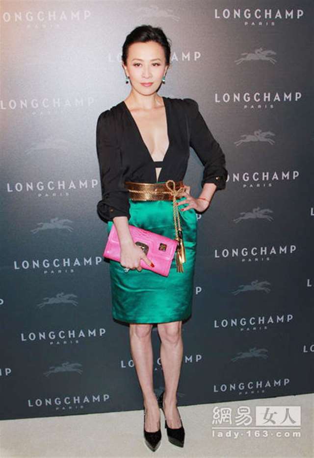 刘嘉玲爱上深v露美胸 半老徐娘耍性感(全文)