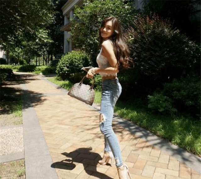 紧身裤让女生摆脱臃肿的束缚, 穿出丰满的性感身材