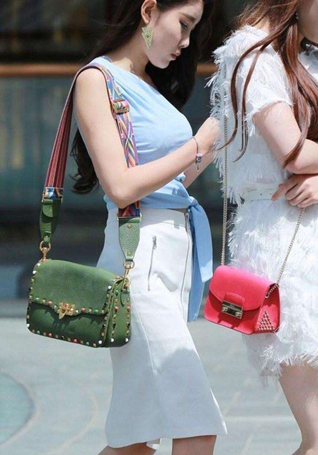 腰间绑着束缚带的美女 ,显得身材更加的丰满.