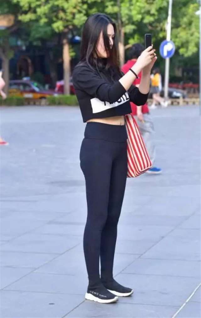 街拍:熟女黑色紧身裤束身材,曲线有致,风韵犹存!