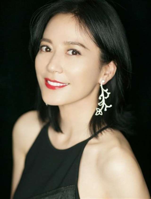 可爱的中年女明星,周迅似灵动少女,许晴微笑酒窝迷人