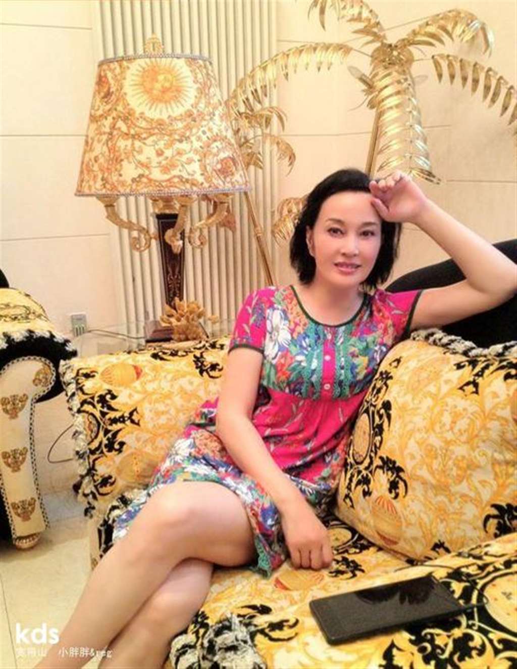 刘晓庆晒近照 打羽毛球秀60路熟妇身材