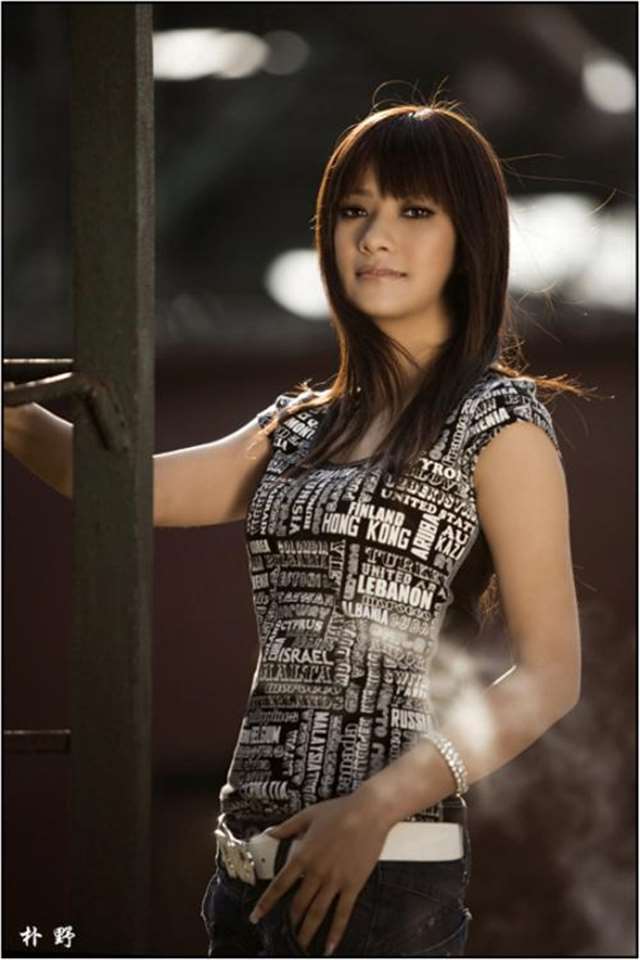 性感熟女最新户外诱惑写真