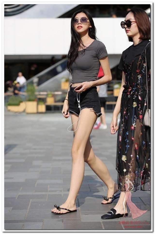 轻熟女裸色的v领紧身衣身材窈窕,很是养眼