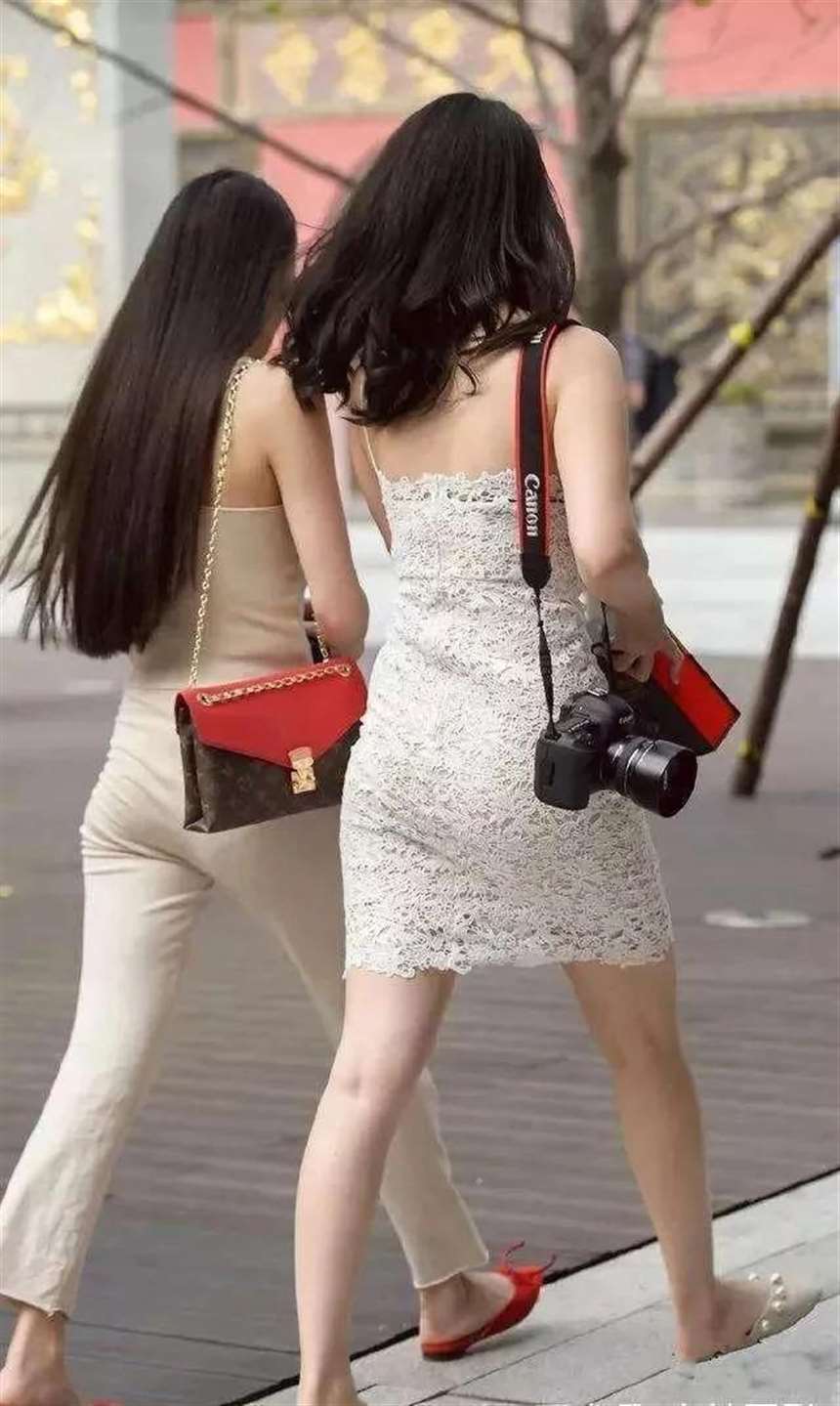 街拍:一个有韵味的微熟女,散发着她不一样的魅力